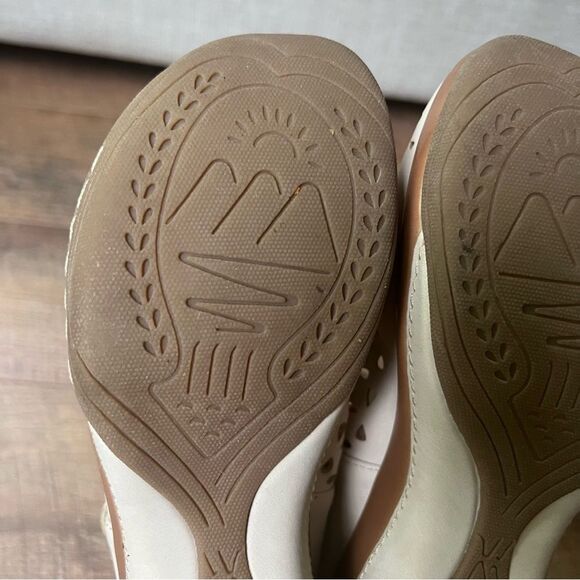 𝅺Solanz Vespa clogs cream lazer cut size 7.5 shoes ankle strap - Picture 10 of 14